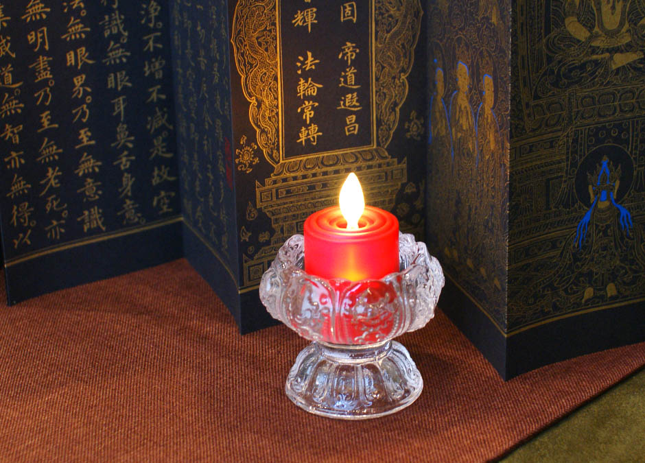 點亮的佛前供燈