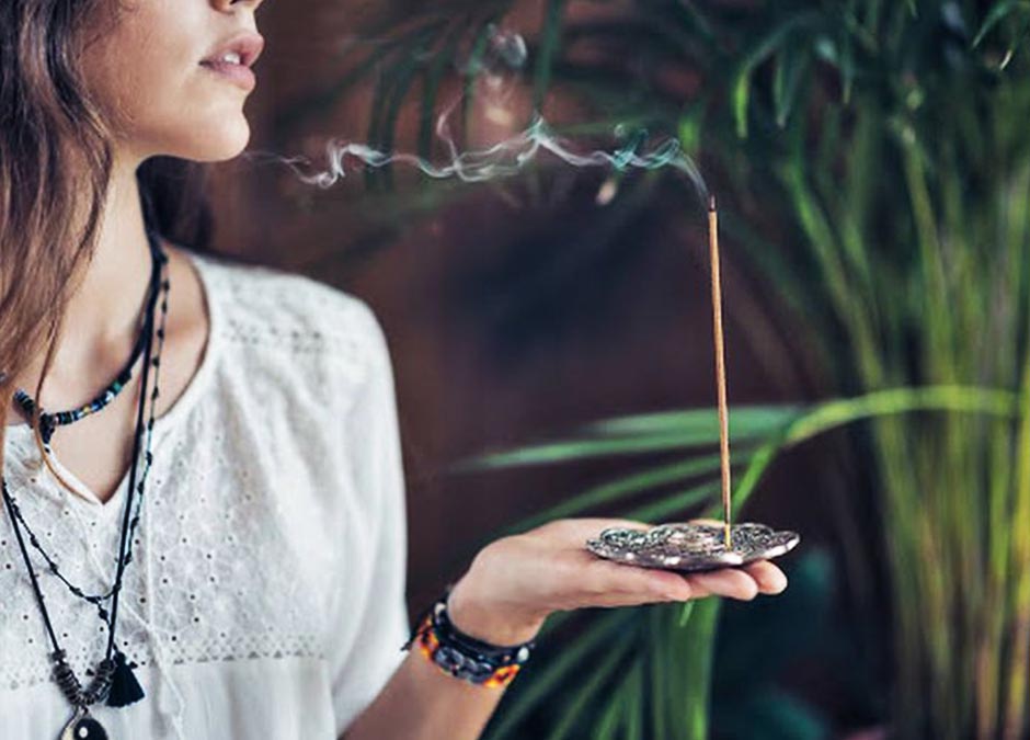 手握立香燃燒