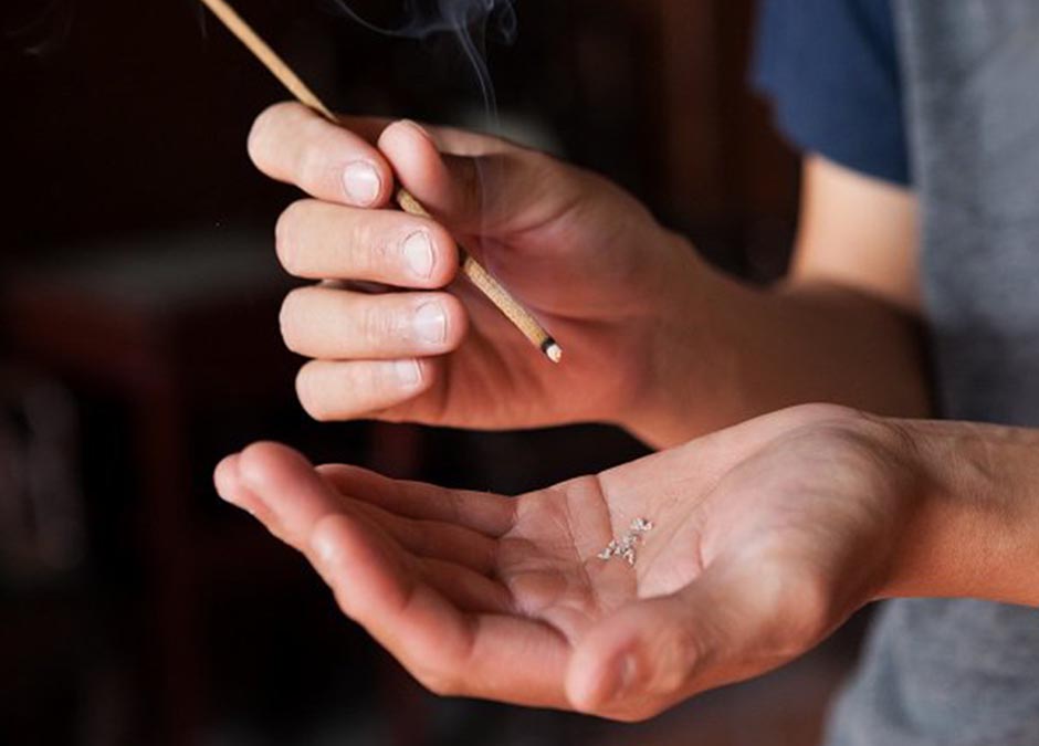 香灰掉落的瞬間