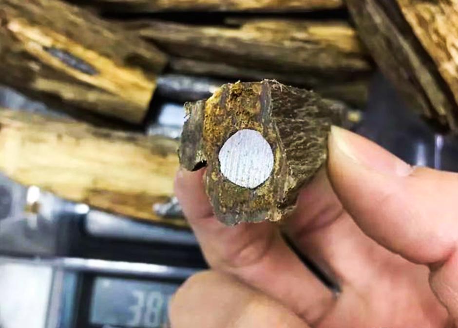 於沉香木中加入鐵塊與鉛片