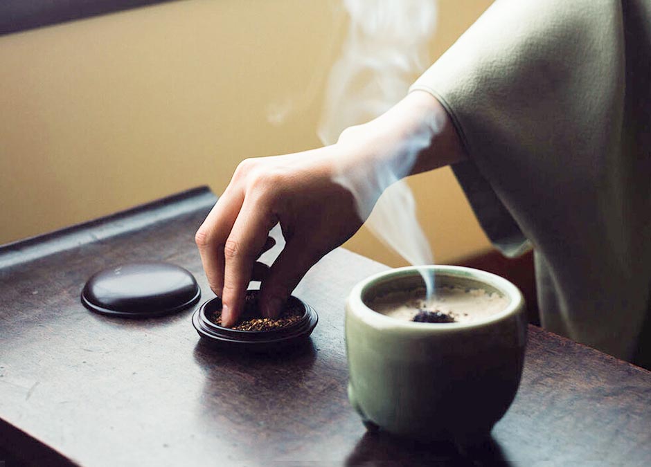 點燃沉香時香氣四飄