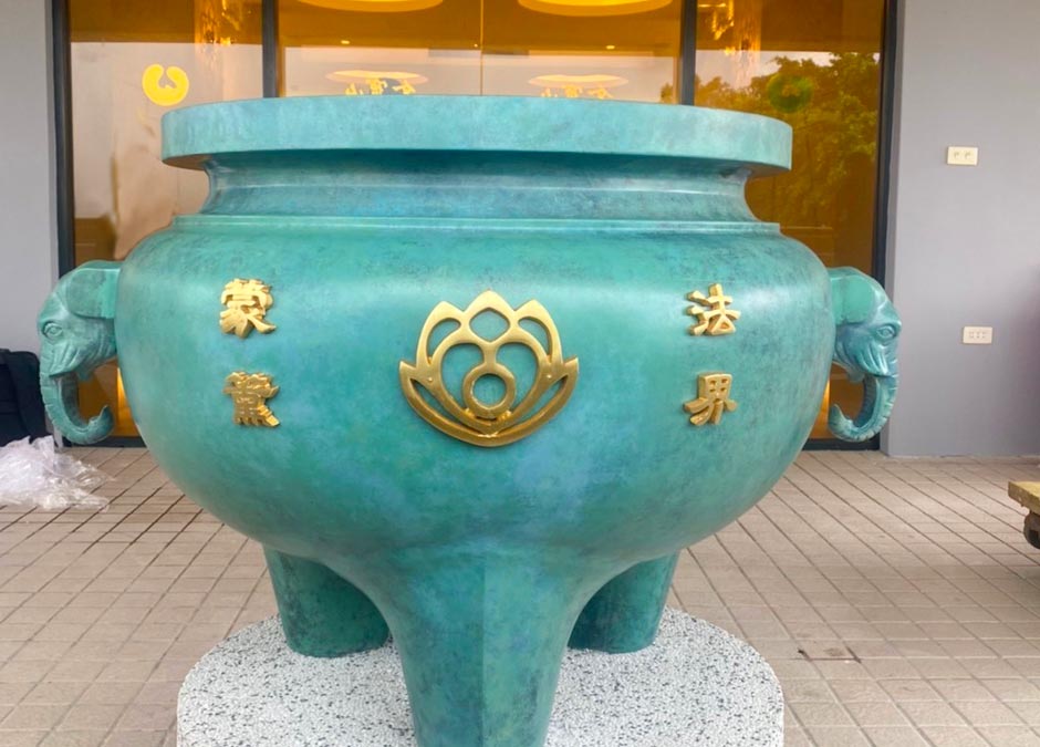 戶外放置大型香爐