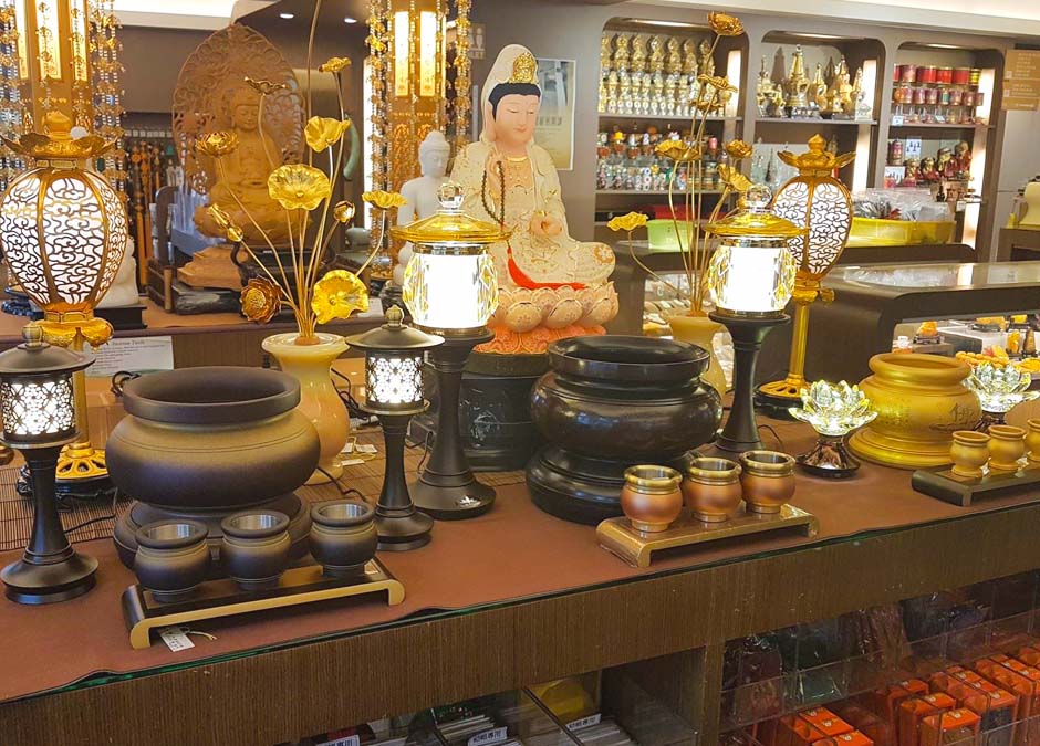 眾多佛具品項任君挑選