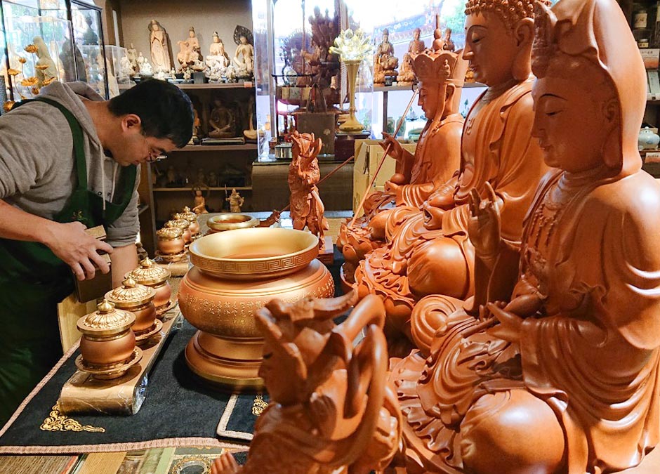佛像與銅製香爐擺設